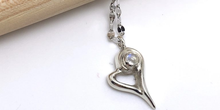 ライブハウスで光る蓄光石のアクセサリーができました。