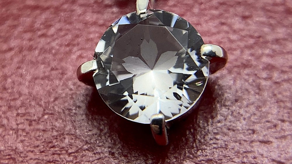 さくらインカットのネックレス、水晶