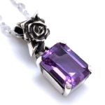 病みかわいい、バラと四角い紫の石のネックレス