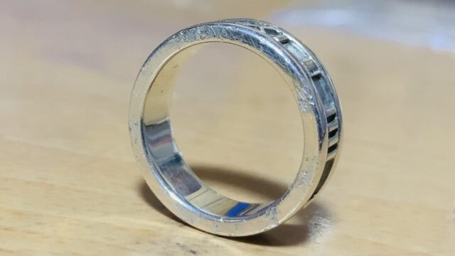 ティファニーのリングの傷取り修理前