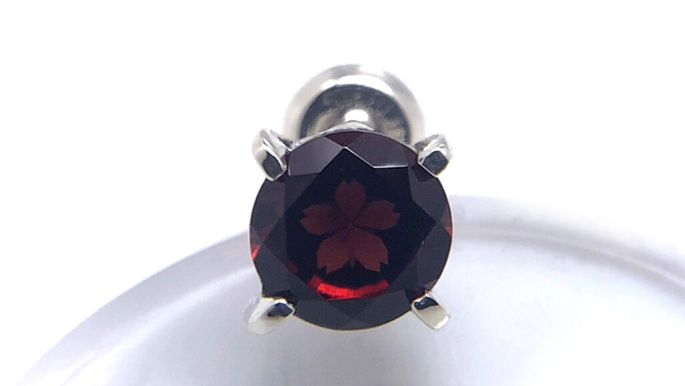 さくらインカットのピアス、ガーネット