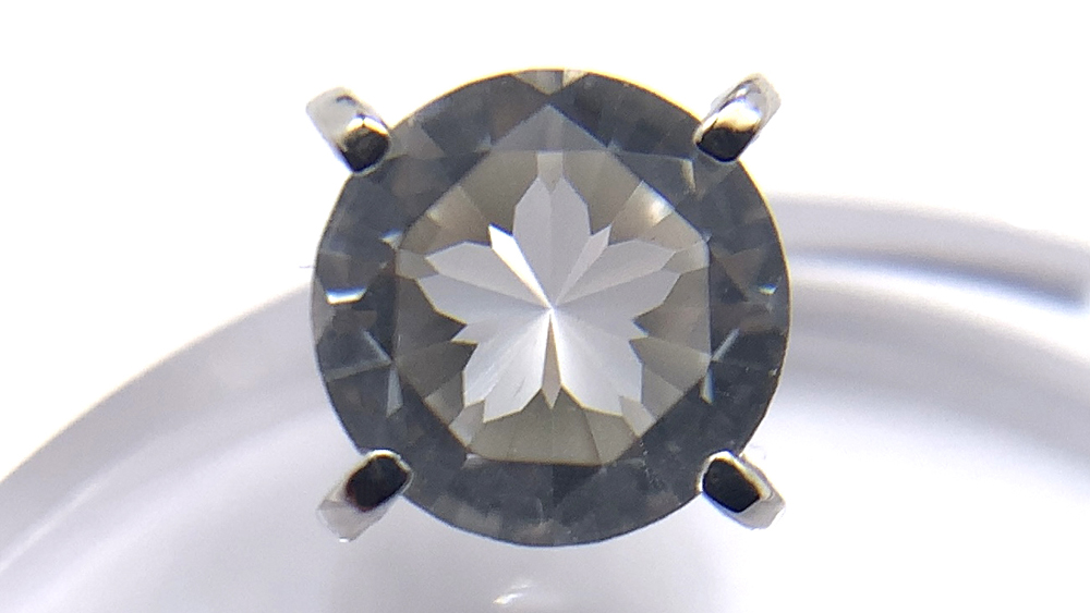 さくらインカットのピアス、水晶、プラチナ