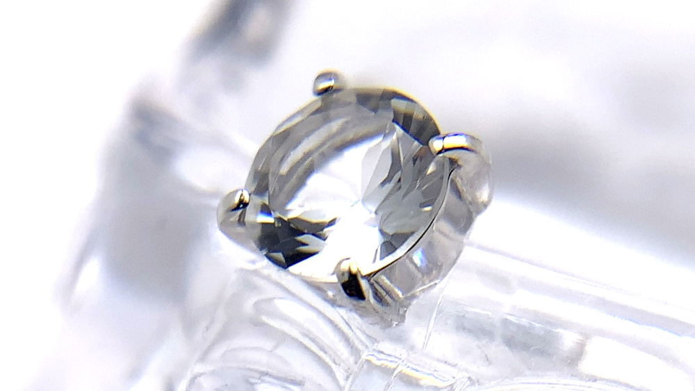 さくらインカットのピアス、水晶、プラチナ