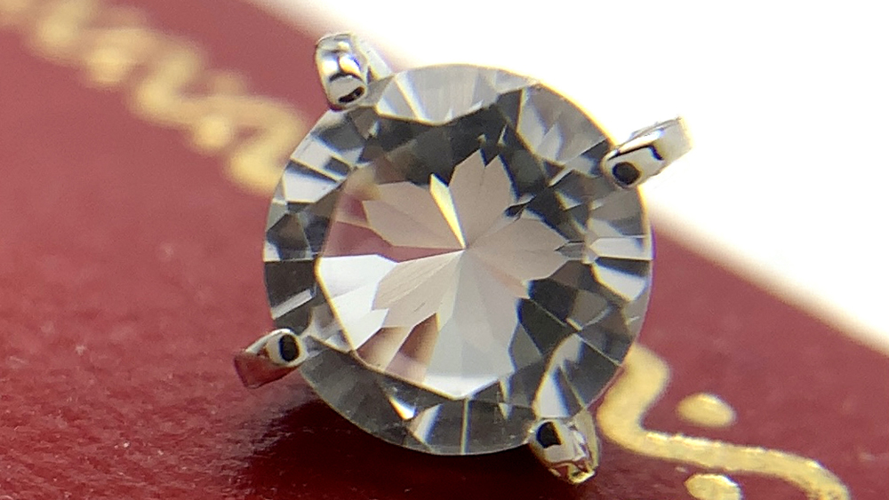 さくらインカットのピアス、水晶、プラチナ
