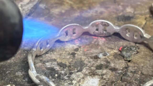 グッチのバングルのひび割れ修理